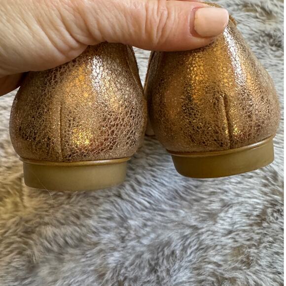 Donald Pliner DeeDee Size 7 Metallic Leather Flats Loafer EUC Gold Distressed - Picture 7 of 10